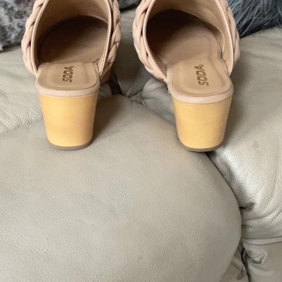 Soda clogs NWOT Nude in color size 9 - Picture 4 of 4